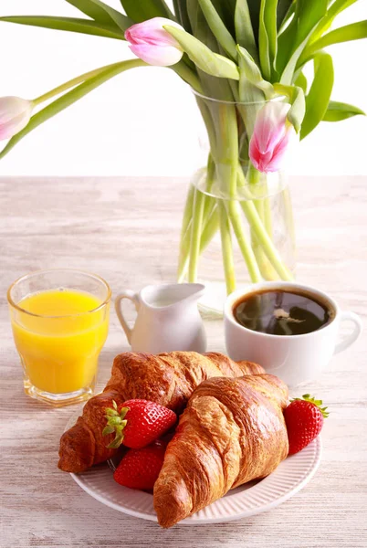 Frukost Set Med Croissanter Apelsinjuice Och Kaffe — Stockfoto