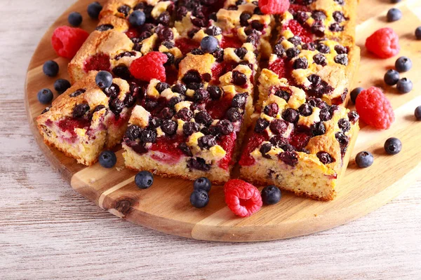 Blueberry Raspberry Cake Wooden Board — Stock Photo, Image