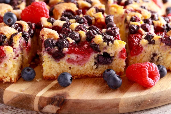 蓝莓和覆盆子蛋糕 木板上 — 图库照片