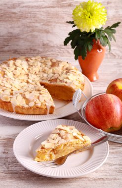Badem soslu ev yapımı elmalı turta.