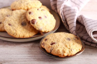 Çikolata parçacıklı yulaf ezmeli kurabiye.