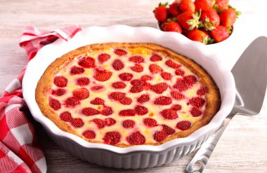 Teneke içinde çilekli kremalı turta.