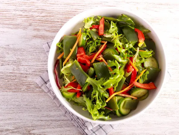 Salada Verde Saudável Com Feijão Verde Pepino Pimenta Folhas Mistura — Fotografia de Stock