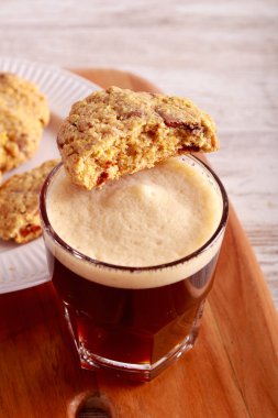 Ev yapımı, çikolatalı ve kahveli kurabiyeler.