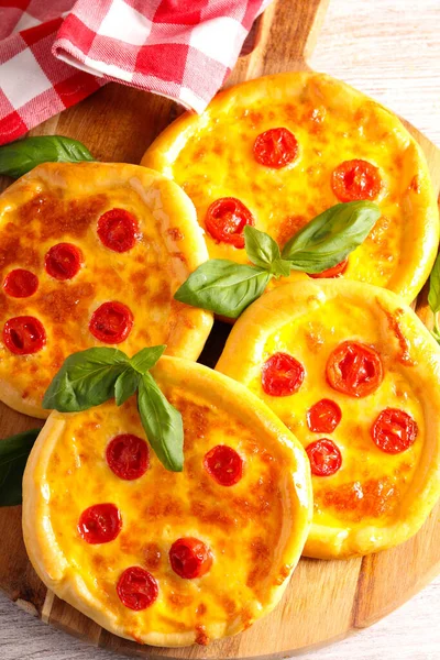 Mini Pizzas Caseras Tomate Mozzarella —  Fotos de Stock