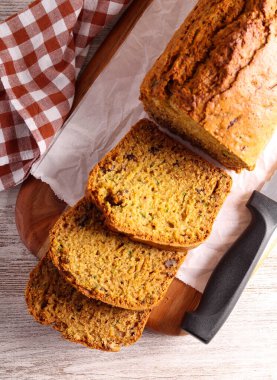 Tahtada dilimlenmiş kabak ve fındıklı kek.