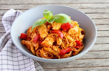 Biber ve erişteli baharatlı tavuk göğsü.