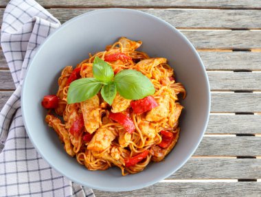 Biber ve erişteli baharatlı tavuk göğsü.