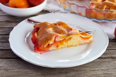 Bir dilim kayısılı turta.