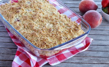 Şeftali ve çilek bir teneke içinde