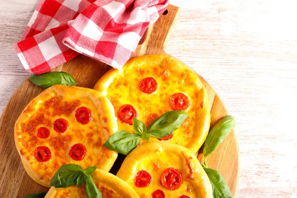 自制番茄和莫扎瑞拉小披萨 — 图库照片
