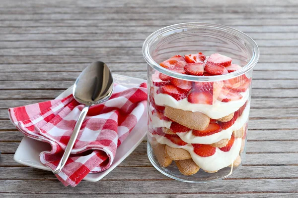 瓶の中のイチゴとクリームのデザートのトリッフル — ストック写真