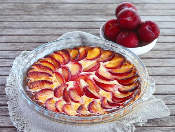 stock image No crust cheesecake with plum topping in a tin