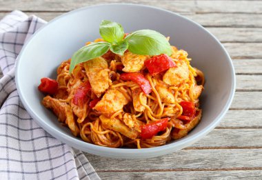 Biber ve erişteli baharatlı tavuk göğsü.