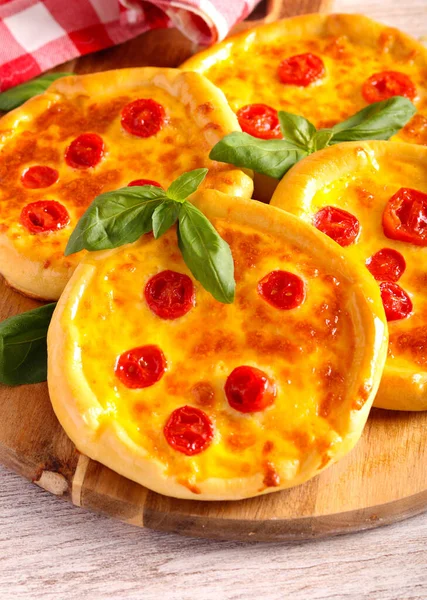 Domowej Roboty Pomidor Mozzarella Mini Pizze — Zdjęcie stockowe