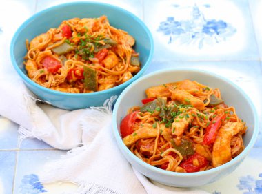Chicken breast with green beans, bell pepper and noodles in bowls