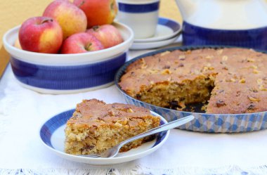Apple, cinnamon and walnut cake