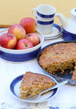 Apple, cinnamon and walnut cake