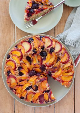 Meyve ve çilekli kepekli kek.