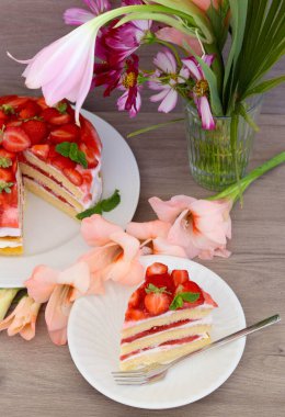 Çilekli pasta, dilimlenmiş ve servis edilmiş.