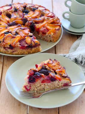 Meyve ve çilekli kepekli kek.