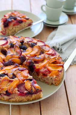 Meyve ve çilekli kepekli kek.