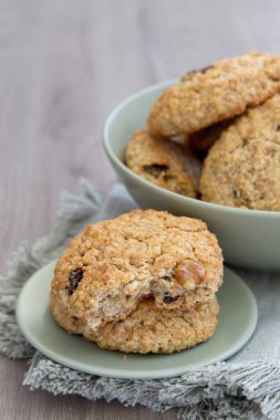 Kuru üzümlü ve cevizli tam tahıllı yulaf kurabiyesi.