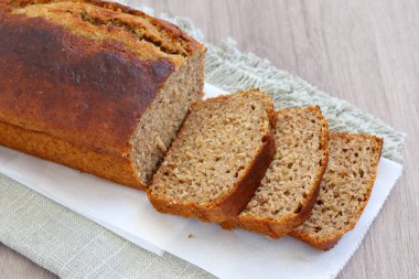 Tam öğün muz ekmeği, dilimlenmiş.