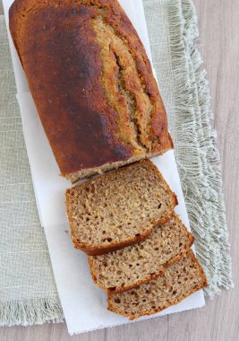 Tam öğün muz ekmeği, dilimlenmiş.