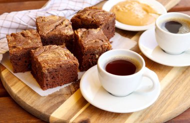 Fıstık ezmeli çikolatalı kek, kahveyle servis edilir.