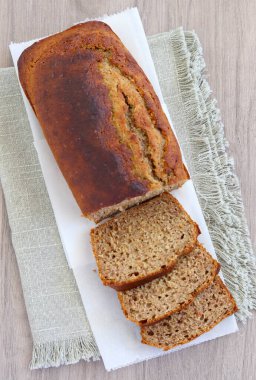 Tam öğün muz ekmeği, dilimlenmiş.