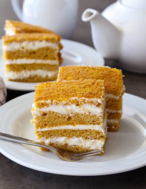 Krem peynirli balkabağı ve turuncu pasta.