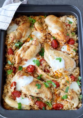 Mozarella ve domatesli tavuk göğsü ve pilav güveci.