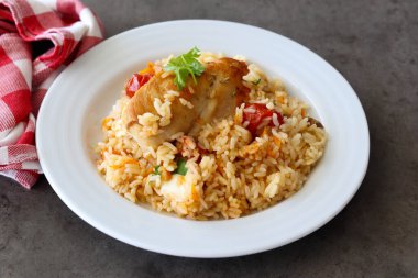 Pirinçli tavuk göğsü, domates ve mozzarella.