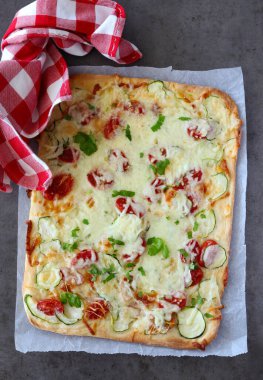 Ev yapımı taze kabak ve domates pizzası.