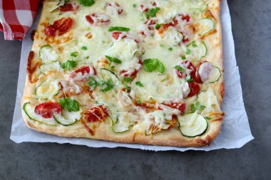 Ev yapımı taze kabak ve domates pizzası.