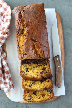 Çikolatalı ve cevizli balkabaklı kek, dilimlenmiş.