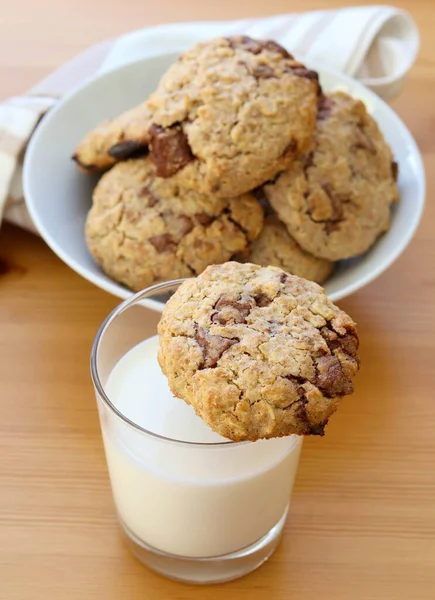 Oat Dan Chocolate Cookies Dengan Segelas Susu — Stok Foto