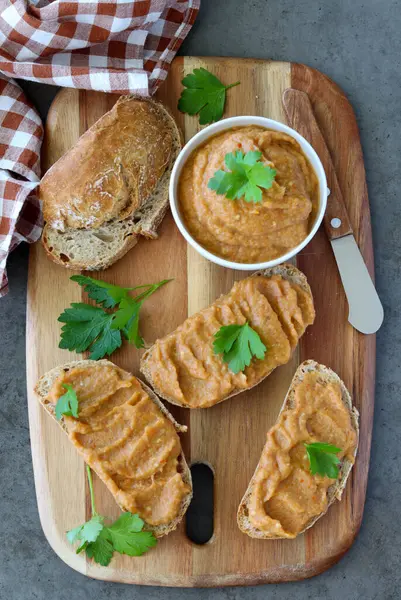 烤茄子 西红柿和大蒜铺在几片面包上 面包上的蔬菜蘸汁 — 图库照片