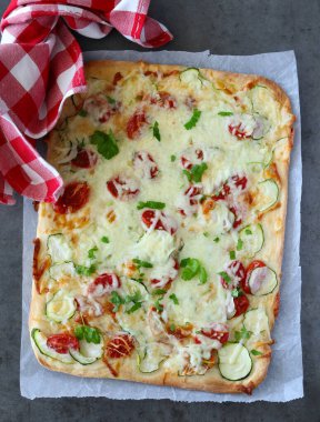 Ev yapımı taze kabak ve domates pizzası.