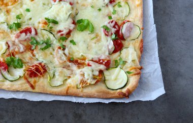 Ev yapımı taze kabak ve domates pizzası.