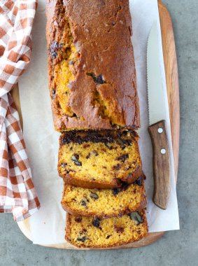 Çikolatalı ve cevizli balkabaklı kek, dilimlenmiş.