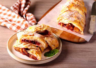 Erikli ve bademli börek, dilimlenmiş.