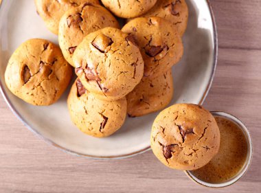 Kahveyle servis edilen çikolatalı mocha kurabiyeleri.