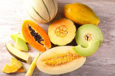 Masada farklı türde kavunlar var.