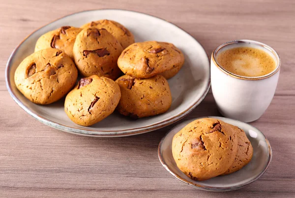 Ciasteczka Mocha Czekoladą Serwowane Kawą — Zdjęcie stockowe