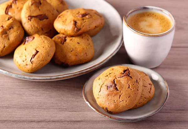 Ciasteczka Mocha Czekoladą Serwowane Kawą — Zdjęcie stockowe