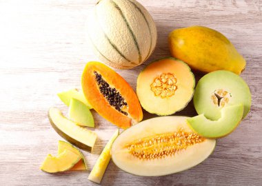 Masada farklı türde kavunlar var.