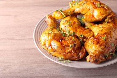 kızarmış tavuk budu plaka üzerinde