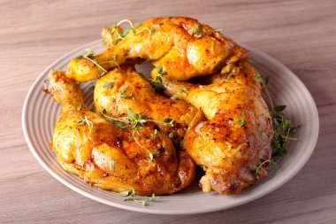 kızarmış tavuk budu plaka üzerinde